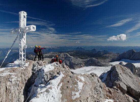 Traumhafte Aussicht am Gipfel des Hohen Dachstein, mit fast 3000m ein ersehntes Ziel für Alpinisten aus aller Welt