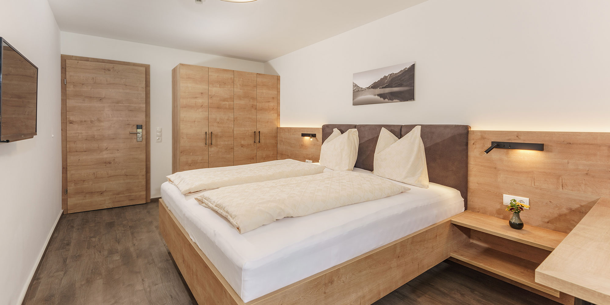 Schlafzimmer in einer Ferienwohnung im Apartmenthaus Unser Hoamat in Pichl Schladming bei der Reiteralm