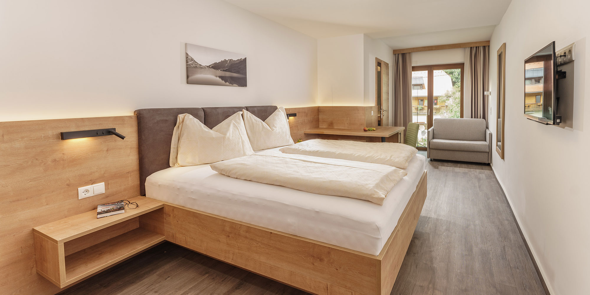 Schlafzimmer in einer Ferienwohnung im Apartmenthaus Unser Hoamat in Pichl Schladming bei der Reiteralm